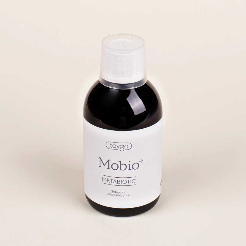 MOBIO

T MOBIO ndash метабиотик для комфортной работы кишечника. Оптимизирует работу кишечника и его микробиоту.

Современный метабиотик mdash это продукт, который стимулирует рост собственной здоровой микробиоты кишечника. К метабиотикам относятся метаболиты бактерий, продукты жизнедеятельности полезных микроорганизмов. 

Как и другие метабиотики, T MOBIO+ создает благоприятные условия для размножения собственной полезной микрофлоры. Особенность метабиотика T MOBIO+  в его высокой биодоступности, он практически в неизменном виде доходит до толстой кишки и начинает работать, как только попадает в ЖКТ. Важно, что T MOBIO+ (Т Мобио метабиотик плюс) не вступает в конфликт с собственной микрофлорой человека.

Различие принципов работы типов продуктов, используемых для восстановления микрофлоры кишечника.


	
		
			Пробиотики
			средства для кишечника, состоящие из бифидо- и лактобактерий
			Задача: заселить толстый кишечник представителями нормальной микрофлоры.
			Особенность: Часть принятых бактерий, погибает при прохождении жкт. Пробиотические клетки могут погибнуть при приеме большинства антибиотиков.
		
		
			Пребиотики
			вещества немикробного происхождения, неперевариваемые в кишечнике
			Задача: стимулировать рост и активность полезных бактерий в толстой кишке.
			Особенность: отсутствуют живые бактерии, тем самым создают благоприятные условия для увеличения популяции laquoдружественныхraquo бактерий
		
		
			Синбиотики
			совокупность про- и пребиотиков
			Задача: нормализовать качественный состав микрофлоры и увеличить активность полезных бактерий.
			Особенность: неизвестное количество про-, пребиотиков в синбиотике не оказывает какого-либо заметного влияния на микрофлору и практически не стимулирует размножение бактерий.
		
		
			Метабиотики
			продукты метаболизма или структурные компоненты пробиотических микроорганизмов
			Задача: оказать положительные эффекты на кишечник и создать благоприятные условия для размножения собственной микрофлоры.
			Особенность: не вступают в конфликт с собственной микробиотой, обладают высокой биодоступностью mdash доходят до толстой кишки на %-% в неизменном виде (у пробиотика mdash менее - ,%), действуют laquoздесь и сейчасraquo (начинают работать как только попадают в ЖКТ)
		
	


 

Полезные свойства компонентов


	
	Входящие в T MOBIO+  (Тайга  Мобио) компоненты снижают интенсивность воспалительных реакций в желудочно-кишечном тракте.
	
	Помогают нормализовать кислотно-щелочную среду кишечника и создают благоприятные условия для размножения здоровой микрофлоры.
	Попадая в организм, натуральный метабиотик для кишечника помогает усилить общую сопротивляемость организма физическим и психологическим стрессам.
	Могут использоваться для профилактики кишечных инфекций.
	Способствуют восстановлению здоровой микробиоты кишечника после приема антибиотиков и воздействия различных вредных факторов.
	Помогают восстановить микрофлору после перенесенных заболеваний.



 

Активные компоненты

Метабиотики создаются на основе метаболических продуктов полезных бактерий. Они не содержат живых бактерий, поэтому более стабильны и лучше хранятся. 

В составе Мобио Тайга T MOBIO+ такие активные компоненты как:


	Метафильтрат Propionibacterium freudenreichii - обеспечивает энергообеспечение эпителия кишечника, оказывает антибактериальный эффект.
	Метафильтрат Bifidobacterium adolescentis - снижает уровень холестерина, защищает клетки ЖКТ от инфекционных и токсических поражений
	Метафильтрат Bifidobacterium bifidum - участвует в синтезе витаминов группы В (B, В, В, фолиевой кислоты), витамина К, стимулирует рост собственных бифидобактерий
	Метафильтрат Bifidobacterium longum - подавляет рост патогенных микроорганизмов и используется для коррекции микробиотических нарушений
	Метафильтрат Lactobacillus salivarius - стимулирует рост собственной микрофлоры, обладает высокой хелатирующий емкостью для ионов железа, тем самым восстанавливая обмен железа в организме
	Метафильтрат Lactobacillus helveticus - нормализует углеводный обмен, снижая инсулинорезистентность
	Метафильтрат Lactobacillus acidophilus - предотвращает побочные эффекты приема антибиотиков
	Лактулоза - является пребиотиком в данном комплексе. Доносит ингредиенты в неизменном виде до толстой кишки, восстанавливая энергообразование и нормализуя pH-баланс (кислотно-щелочное равновесие)
	Инстангам (гуммиарабик) - способствует стабилизации уровня холестерина в крови, выведению токсинов: связывает тяжёлые металлы и радионуклиды.


Способ применения продукта

Инструкция по применению метабиотика T MOBIO+:  взрослым - раза в день по  г ( чайная ложка или по метке крышки-дозатора). Концентрат предварительно растворяют в небольшом количестве жидкости ( мл), исключая молоко.

Противопоказания: индивидуальная непереносимость компонентов. Перед применением необходимо проконсультироваться с специалистом.

Состав: Метафильтрат Bifidobacterium bifidum, метафильтрат Bifidobacterium adolescentis, метафильтрат Bifidobacterium longum, метафильтрат Lactobacillus acidophilus, метафильтрат Lactobacillus salivarius, метафильтрат Lactobacillus helveticus, лактулоза, инстантгам (гуммиарабик), метафильтрат Propionibacterium freudenreichii, глицерин (носитель), молочная кислота пищевая (регулятор кислотности).

Условия хранения: Хранить в недоступном для детей месте при температуре от  degС до + degC

Срок годности:  года