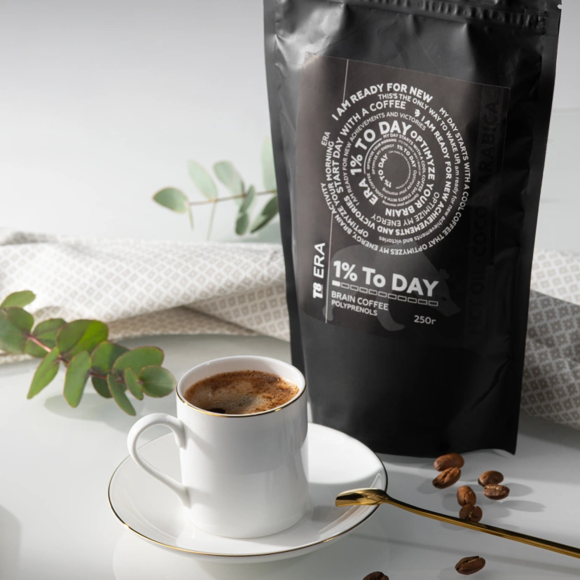 T ERA BRAIN COFFEE mdash это натуральный кофе с маслом МСТ и полипренолами для перехода и поддержания низкоуглеводного стиля питания LCHF.

Продукт создан из зерен арабики, он способствует улучшению работы мозга и увеличению уровня энергии организма.

Описание продукта

T ERA BRAIN COFFEE mdash это кофе сорта арабика, с добавлением МСТ-масла, сухих кокосового молока и сливочного масла. BRAIN COFFEE создан из зерен, обработанных по технологии laquoобжарка до первого щелчкаraquo: когда термическая обработка занимает минимальное количество времени и длится до первого крэка, щелчка. При таком способе эфирные масла выделяются незначительно, аромат готового кофе получается без горечи и жженых нот. Этот вид обжарки используют для сохранения полезных свойств кофейного зерна, а также благородного кисловатого привкуса арабики и получения богатого букета с легким вкусом.

В чем польза кофе для организма: исследования показали, что кофе снижает риск развития некоторых онкологических заболеваний за счет наличия кофеина, кафестола, кахвеола, хлорогеновых кислот и полифенольных антиоксидантов. Также кофеин стимулирует нервную систему, благодаря чему человек ощущает себя бодрее и энергичней. Есть исследования, которые связывают потребление кофе со снижением риска развития деменции и болезни Альцгеймера. 

При умеренном потреблении, натуральный кофе  является хорошим мочегонным. Он помогает выводить из организма токсины, химические вещества, помогает бороться с отеками. 
Для спортсменов польза кофе заключается в том, что выпитый перед посещением тренажерного зала напиток дает выброс адреналина, что подготавливает тело к предстоящим физическим нагрузкам. 

Тем, кто сомневается, можно ли пить кофе на диете или при переходе на низкоуглеводный режим питания, стоит попробовать BRAIN COFFEE. Кроме непосредственно кофе, в этот продукт входит T ERA BRAIN OIL, включающий МСТ-масло и полипренолы. МСТ-масло притупляет голод, дает быстрое чувство насыщения. Полипренолы способствуют повышению иммунитета и восстановлению мембран клеток печени. Добавление в BRAIN COFFEE сухих кокосового молока и сливочного масла не только обогащают его полезными веществами, усиливают благотворное влияние кофе на организм, но и придают готовому напитку мягкий ореховый привкус.

Полезные свойства компонентов


	За счет психостимулирующего действия кофеина, чашка кофе утром бодрит и заряжает энергией.
	Если выпить кофе перед занятиями в тренажерном зале, это поможет повысить физическую активность и выносливость. Потому что содержащийся в продукте кофеин стимулирует выброс адреналина и подготавливает тело к физнагрузкам.
	Компоненты T ERA BRAIN COFFEE способствуют повышению энергетического запаса в клетках организма.
	Кофе способствует желчеотделению и помогает улучшить пищеварение. При этом не рекомендуется пить кофе натощак, чтобы не раздражать стенки желудка.
	Чтобы вы не переживали, можно пить кофе с молоком на диете или нет, в T ERA BRAIN COFFEE включили такие компоненты, как сухое кокосовое молоко, МСТ масло и сухое сливочное масло. Они придают кофе приятный привкус и вписываются в низкоуглеводное питание.
	Выпитая за полчаса до похода в спортзал чашка кофе усиливает метаболические реакции, чем способствует сжиганию жира.
	Входящие в T ERA BRAIN COFFEE компоненты способствуют улучшению памяти, внимательности, увеличению мозговой активности.



	
		
			Компоненты
			ERA BRAIN COFFEE
			Обычный кофе
		
		
			% арабика
			содержит
			содержит
		
		
			МСТ
			содержит
			не содержит
		
		
			Сухое кокосовое молоко
			содержит
			не содержит
		
		
			Сухое сливочное масло
			содержит
			не содержит
		
	


Активные компоненты


	% зерна арабики способствуют расщеплению жиров и могут использоваться в комплексных программах похудения. Исследования показали:  кроме прочего,  польза кофе для организма в том, что оно способствует снижению количества холестерина в желчи, минимизируя риски образования холестериновых камней в желчном пузыре. Содержащийся в зернах кофе кофеин полезен при болезнях печени, а тажке оказывает психостимулирующее воздействие на нервную систему, улучшая память и повышая способность концентрироваться.
	МСТ-масло дает быстрое чувство насыщения, способствует повышению выносливости и может использоваться для обогащения рациона при разнообразных диетах. Оно является источником быстро усваиваемых печенью среднецепочечных триглицеридов. Молекулы МСТ-масла меньше молекул большинства жиров, что облегчает их переваривание, ускоряет всасывание в кровоток. Печень преобразует жирные кислоты МСТ-масла в кетоны, которые являются хорошим laquoтопливомraquo для организма. МСТ-масло способствует улучшению состояния сосудов, снижению уровня laquoвредногоraquo и повышению уровня laquoхорошегоraquo холестерина, предупреждая развитие атеросклероза. Также под контролем врача МСТ-масло можно использовать для оздоровления печени при жировой дистрофии.
	Сухое кокосовое молоко содержит положительно влияющие на иммунитет  витамины С, РР, витамины группы В, укрепляющие костную ткань фосфор, кальций и калий. В кокосовом молоке также содержатся медь, железо, цинк,  магний, пищевые волокна и полиненасыщенные жирные кислоты. 
	Сухое сливочное масло легко усваивается, положительно влияет на стенки желудочно-кишечного тракта, кишечника. За счет входящих в него витаминов А, В, В, В, B, B, D, PP, E, C способствует улучшению пищеварения. Сухое сливочное масло участвует в обмене жиров, помогая бороться с лишним весом. 


Как продукт влияет на MITO (митохондрии)

Входящее в T ERA BRAIN COFFEE сухое кокосовое молоко содержит среднецепочечные жирные кислоты в высокой концентрации. Они хорошо усваиваются организмом и способны проникать через клеточные мембраны. Такая прямая доставка в клетку повышает биодоступность и способствует быстрой выработке энергии. МСТ-масло и полипренолы помогают защитить мембраны митохондрий от окислительного стресса и способствуют поддержанию здоровья клеток.

Способ применения продукта

Насыпать - столовые ложки во френч-пресс, залить  мл кипятком, настоять  минуты. Ароматный кофе в стиле LCHF готов.

Состав

% натуральный кофе Арабика, сухое кокосовое молоко, сухое сливочное масло, T ERA BRAIN OIL, ароматизатор laquoшоколадraquo.
 

Объем / Масса

 г

Пищевая и энергетическая ценность


	
		
			Наименование
			Содержание в  г
		
		
			Белки
			,
		
		
			Жиры
			,
		
		
			Углеводы
			,
		
		
			Ккал
			 ккал/, кДж
		
	


Условия хранения и срок годности

Условия хранения: хранить при температуре не выше + degС и относительной влажности воздуха не выше % в темном месте, вдали от нагревательных приборов. Избегать попадания прямых солнечных лучей и воздействия нагревательных приборов. После вскрытия упаковки хранить в прохладном месте.

Срок годности:  год